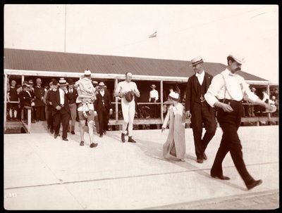 Een prijsvechter op weg naar de ring in Manhattan Beach, 1895 door Byron Company